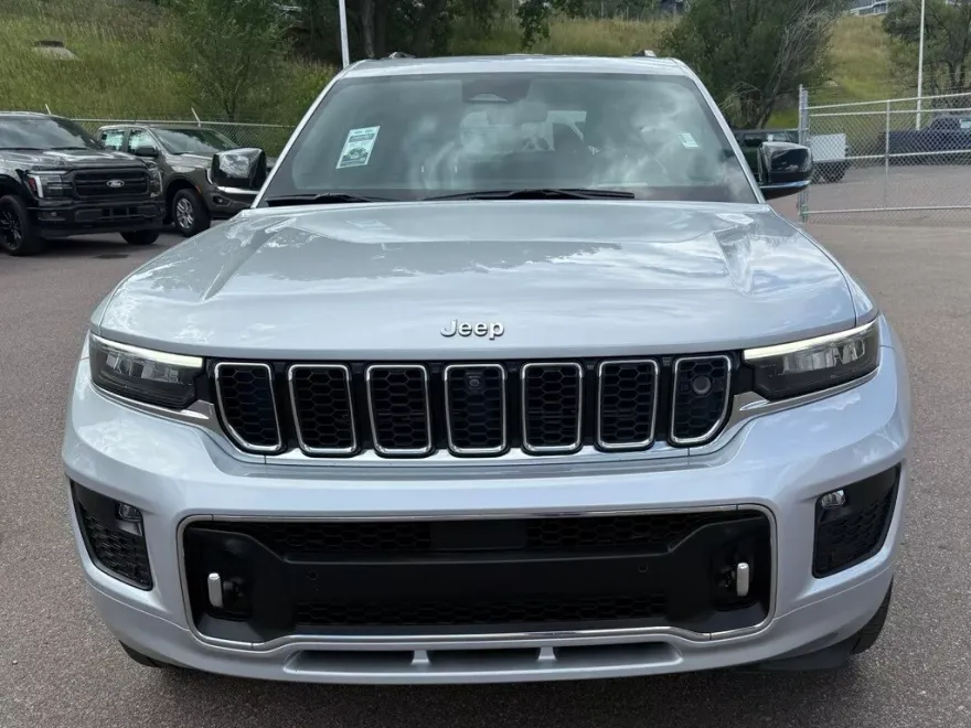 2022 Jeep Grand Cherokee Overland photo 1