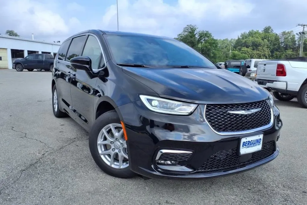 2026 Chrysler Pacifica photo 1