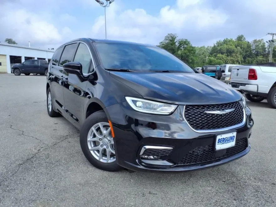 2026 Chrysler Pacifica photo 1