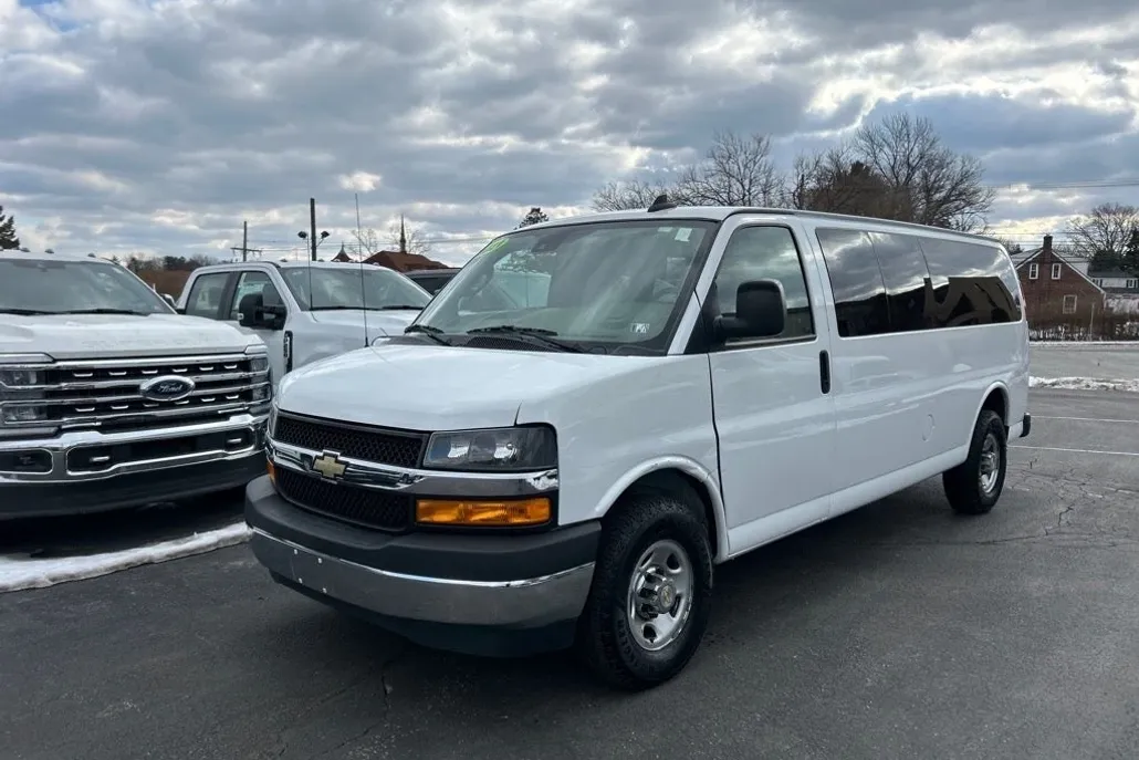 2021 Chevrolet Express 3500 LT Passenger photo 1