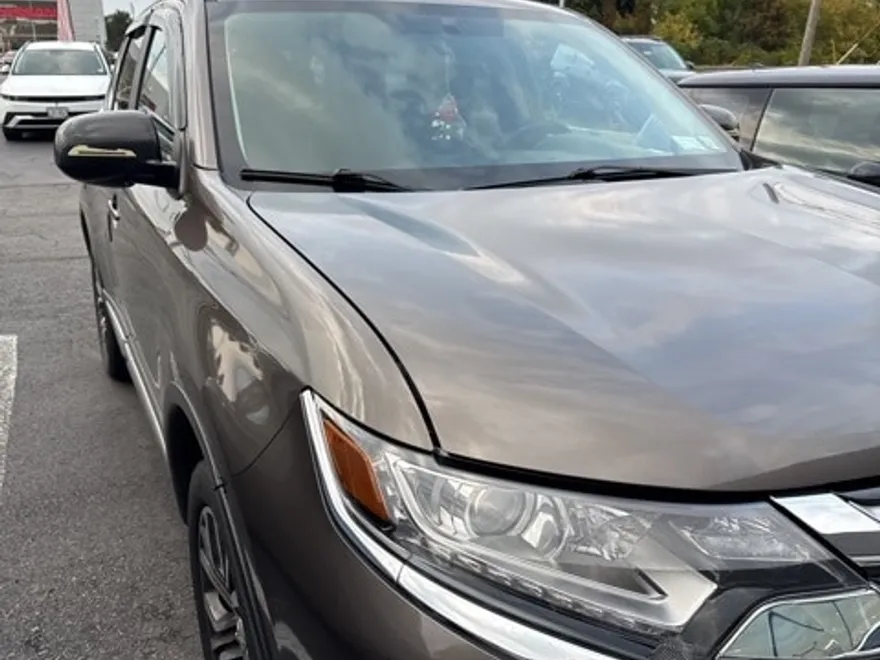 2018 Mitsubishi Outlander ES photo 1