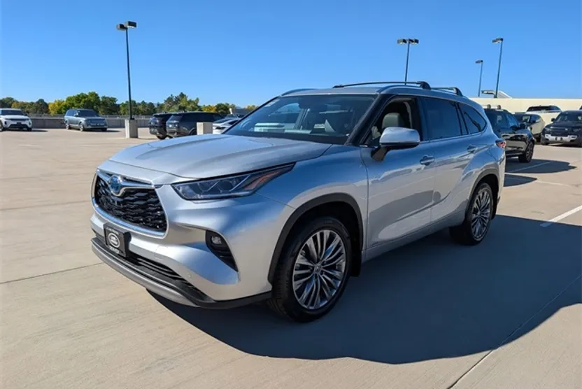 2022 Toyota Highlander Hybrid Platinum photo 1