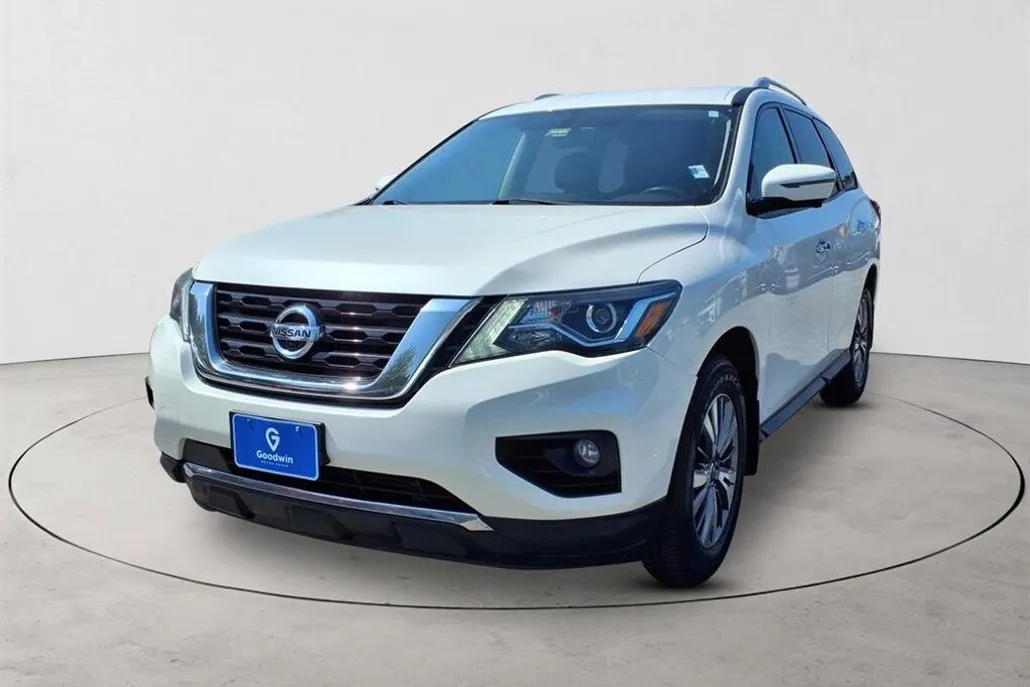 2020 Nissan Pathfinder LE photo 1