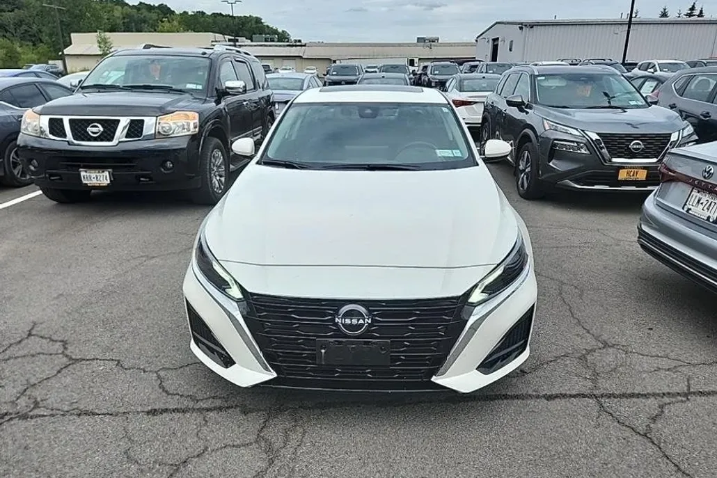 2023 Nissan Altima 2.5 SV photo 1