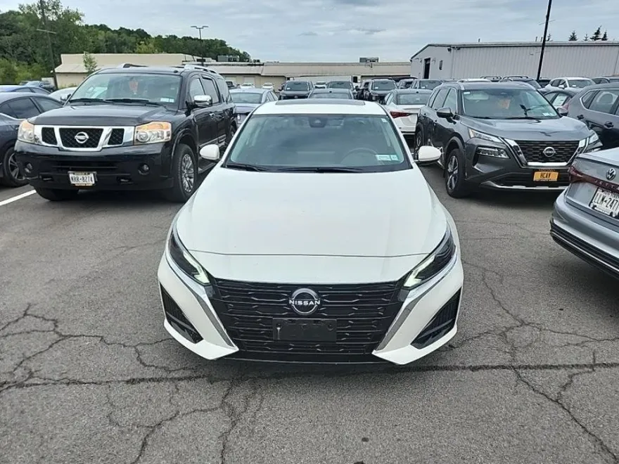 2023 Nissan Altima 2.5 SV photo 1