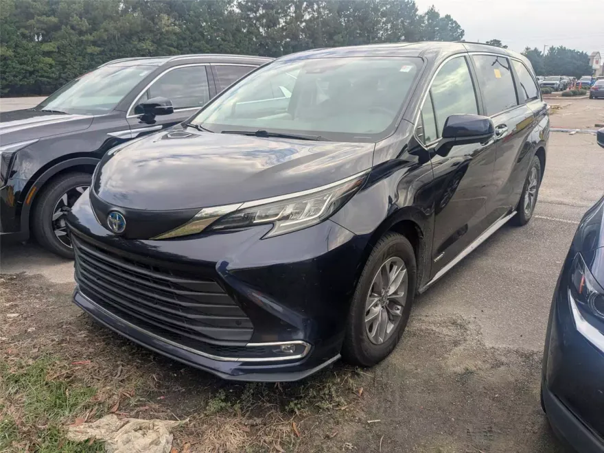 2021 Toyota Sienna XLE photo 1