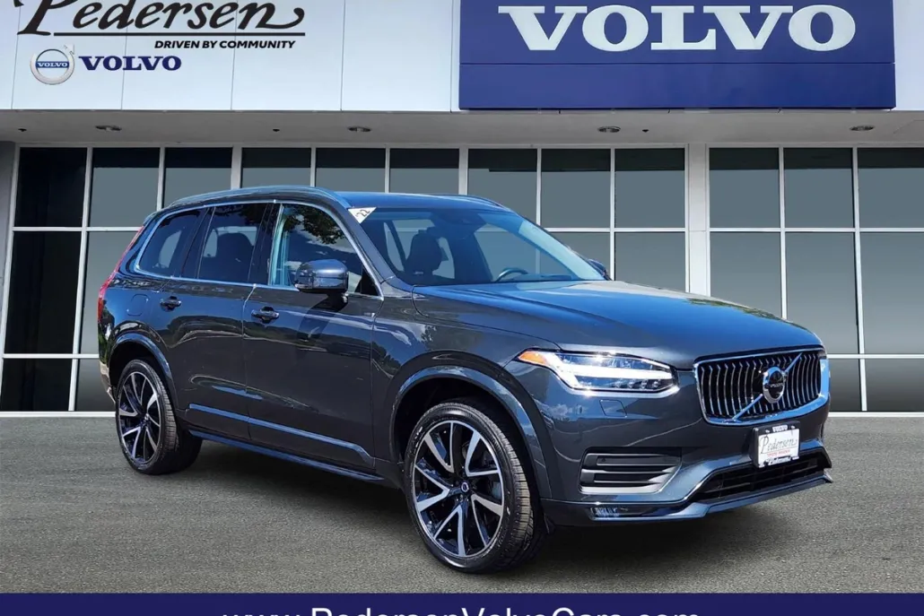 2022 Volvo XC90 T6 AWD Momentum photo 1