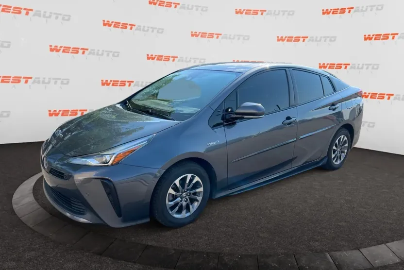 2019 Toyota Prius Limited photo 1