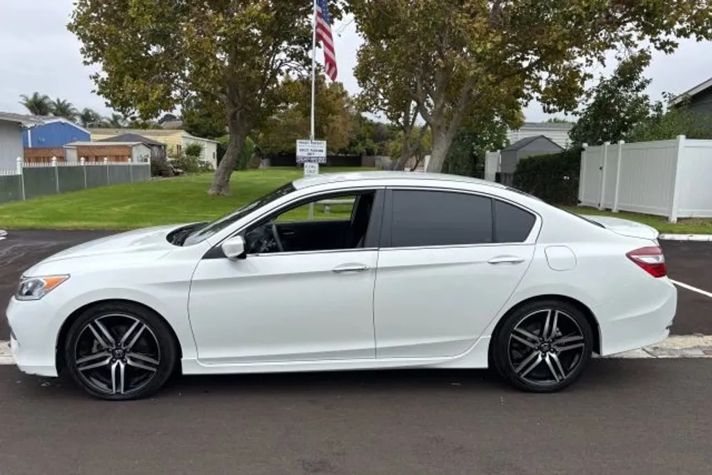 2017 Honda Accord Sport photo 1