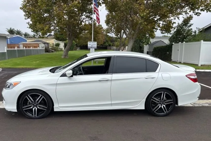 2017 Honda Accord Sport photo 1