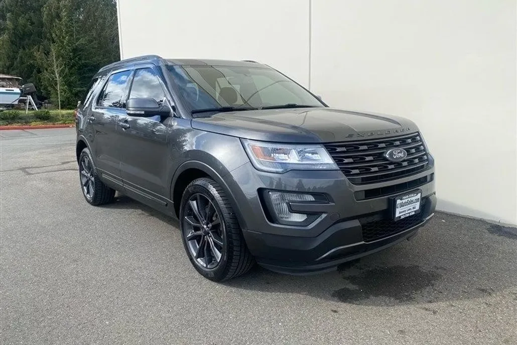 2017 Ford Explorer XLT photo 1