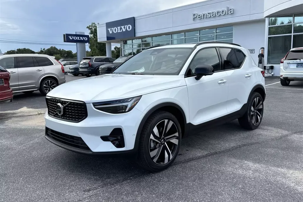 2026 Volvo XC40 photo 1