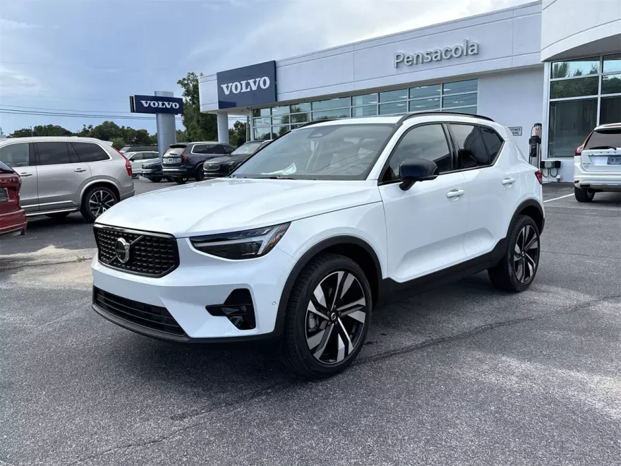 2026 Volvo XC40 photo 1