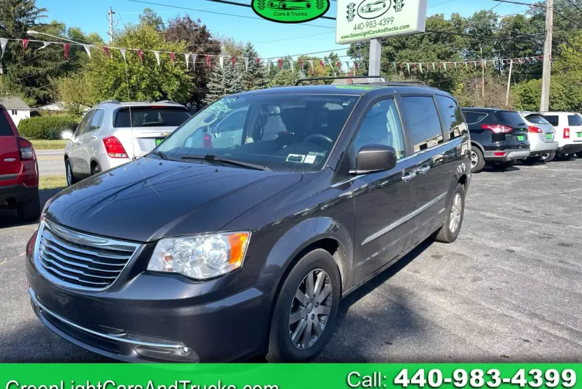2016 Chrysler Town & Country Touring photo 1