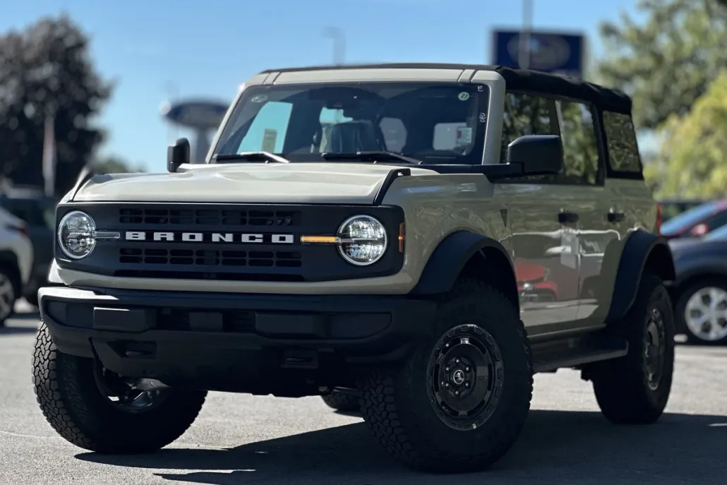 2025 Ford Bronco Base photo 1