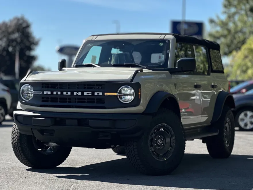 2025 Ford Bronco Base photo 1