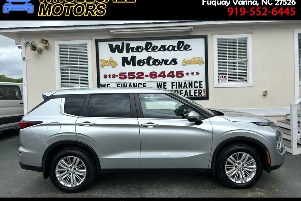 2023 Mitsubishi Outlander ES photo 1
