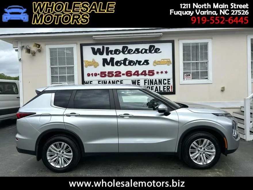 2023 Mitsubishi Outlander ES photo 1