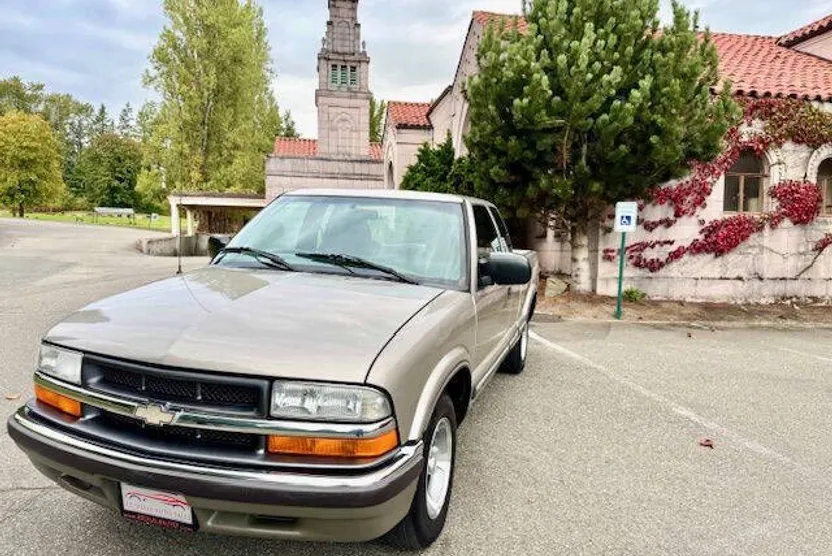 2001 Chevrolet S-10 Pickup photo 1