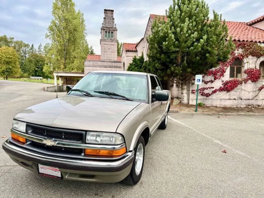 2001 Chevrolet S-10 Pickup photo 1