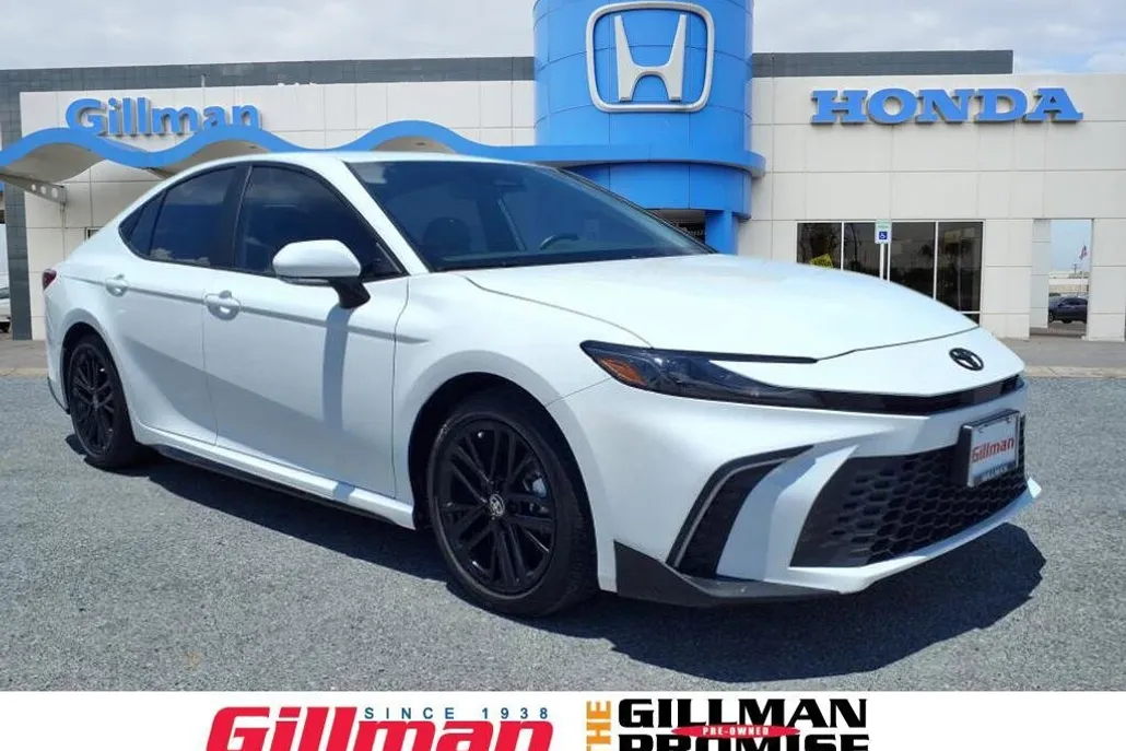 2025 Toyota Camry SE photo 1