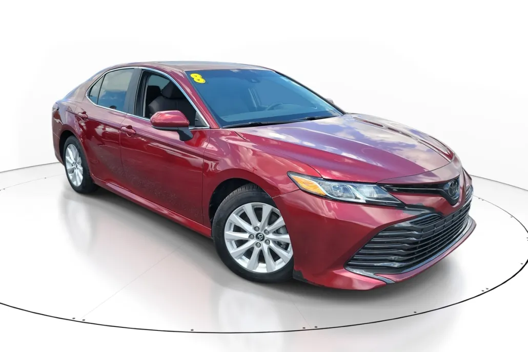 2018 Toyota Camry LE photo 1