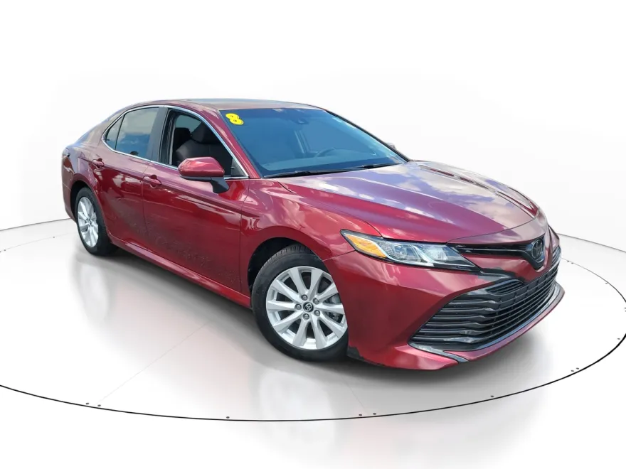 2018 Toyota Camry LE photo 1