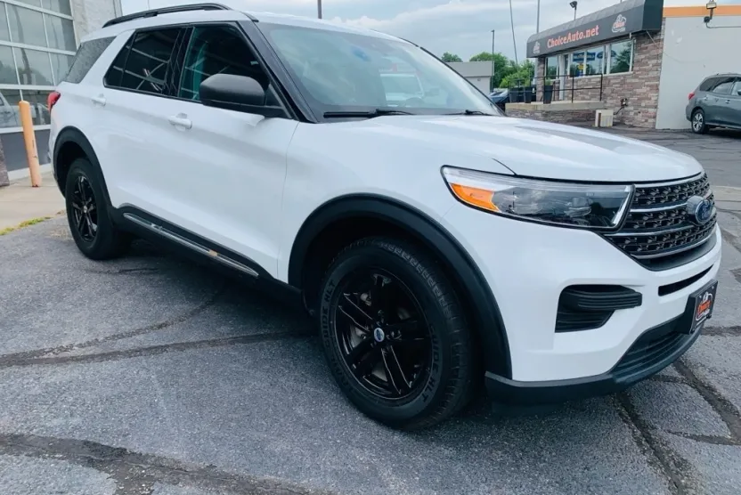 2021 Ford Explorer XLT photo 1