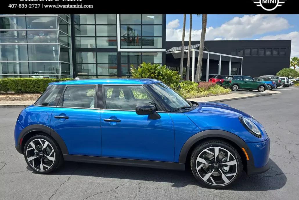 2025 Mini Cooper 4 Door Hardtop Signature photo 1