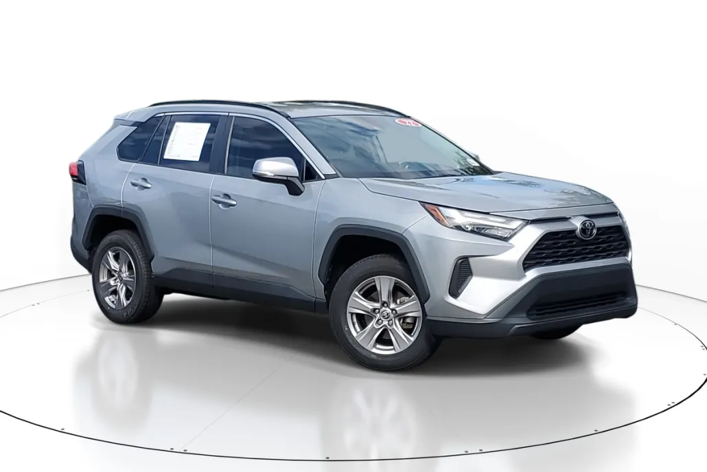2022 Toyota RAV4 XLE photo 1