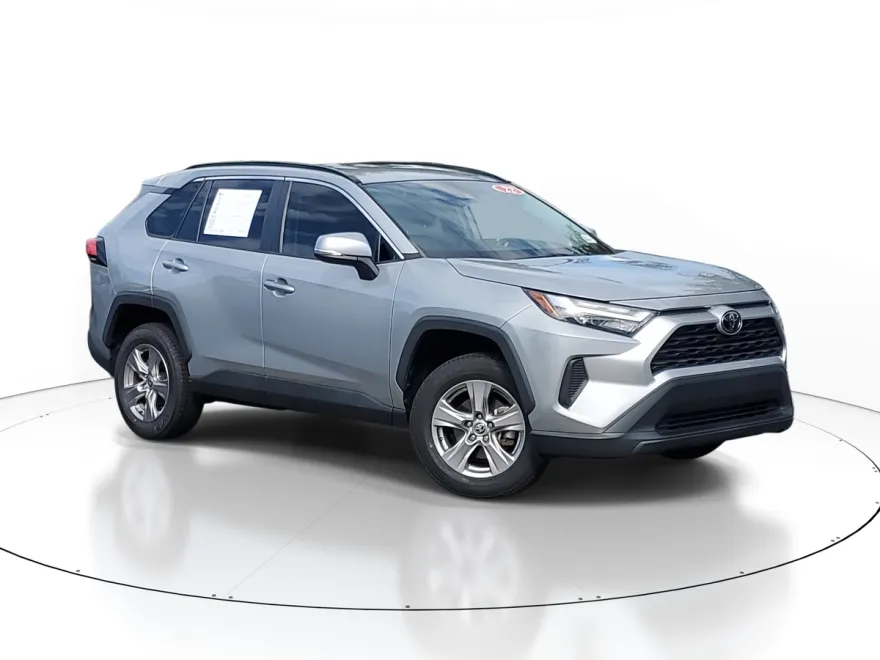2022 Toyota RAV4 XLE photo 1