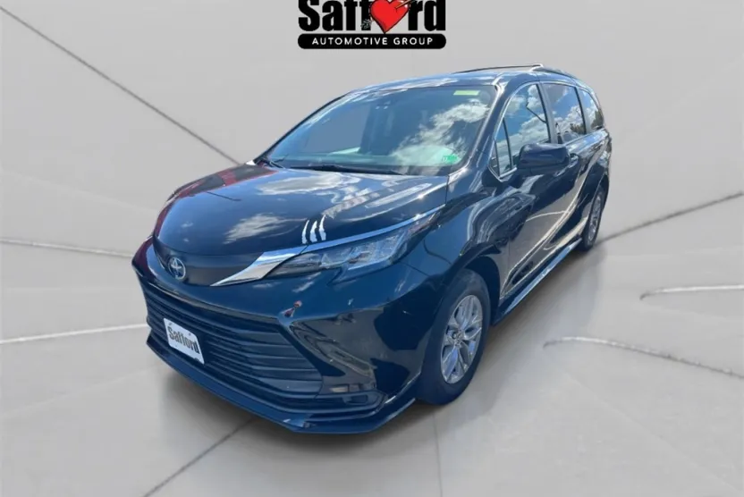 2022 Toyota Sienna LE photo 1