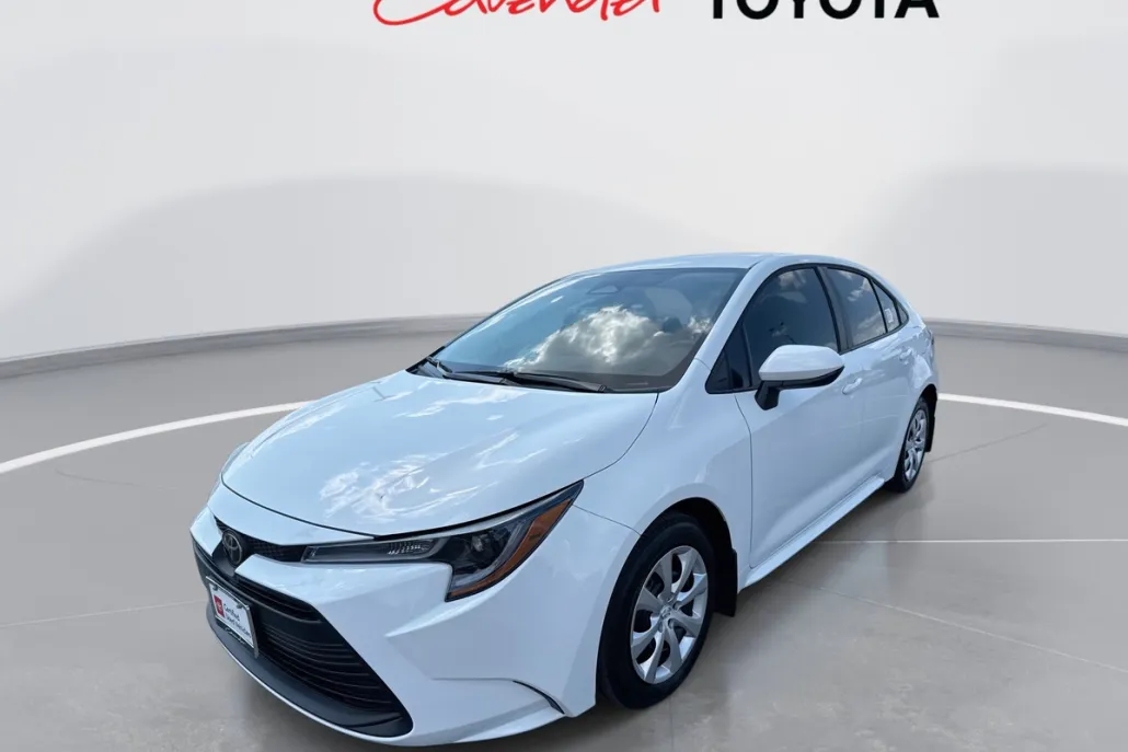 2025 Toyota Corolla LE photo 1