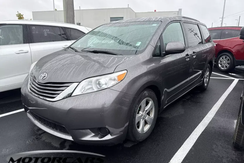 2015 Toyota Sienna LE photo 1