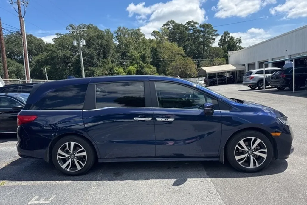 2023 Honda Odyssey Touring photo 1