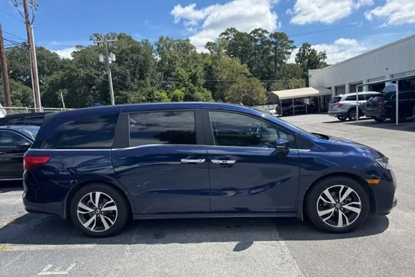 2023 Honda Odyssey Touring photo 1