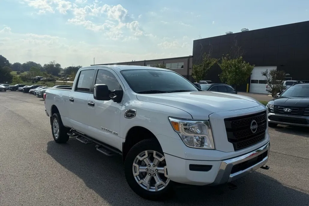 2023 Nissan Titan SV photo 1