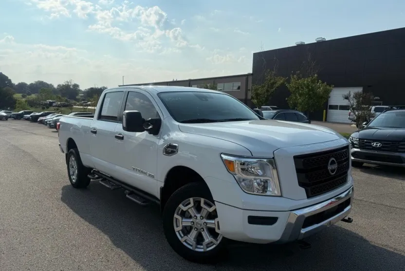 2023 Nissan Titan SV photo 1
