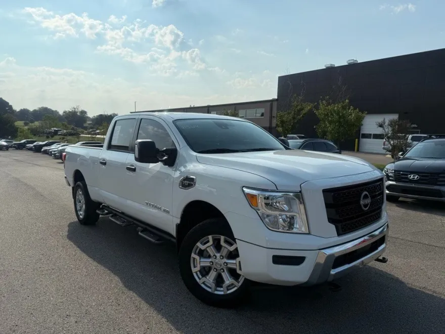 2023 Nissan Titan SV photo 1
