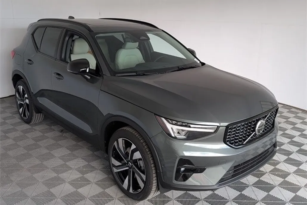 2026 Volvo XC40 Plus photo 1