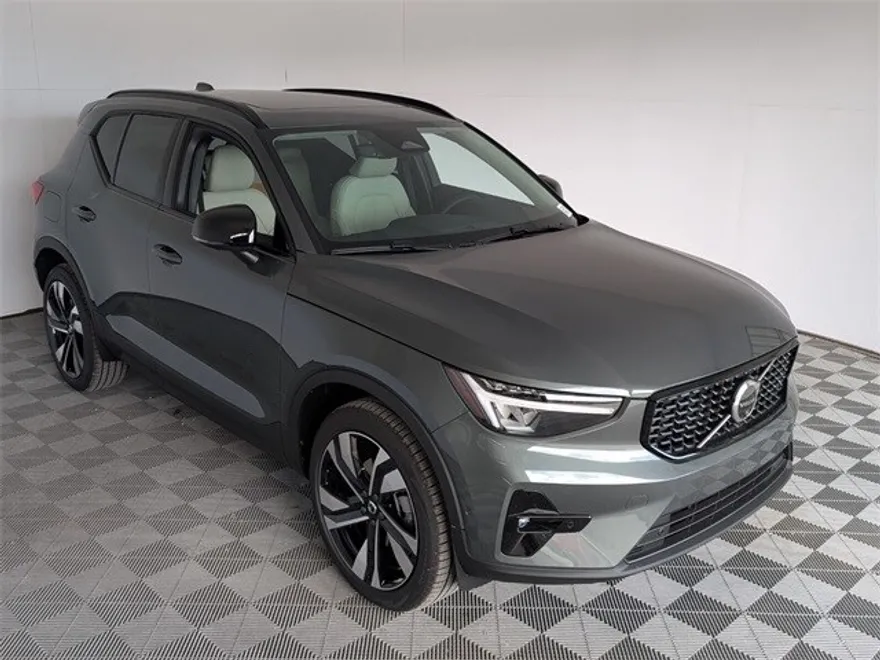 2026 Volvo XC40 Plus photo 1