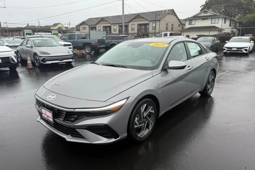 2025 Hyundai Elantra SEL Convenience photo 1