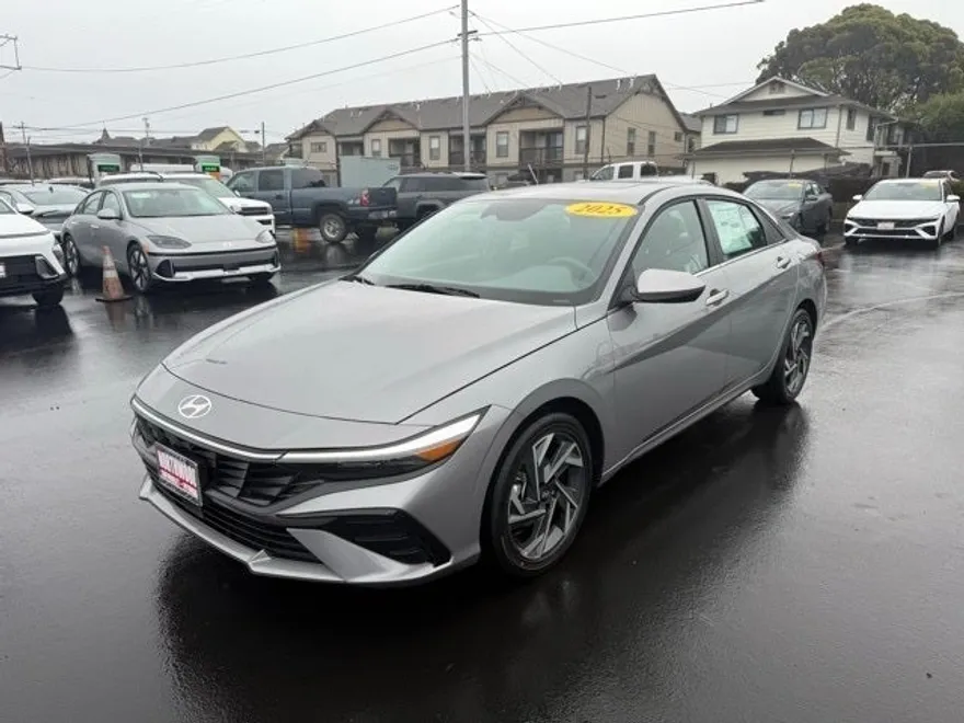 2025 Hyundai Elantra SEL Convenience photo 1