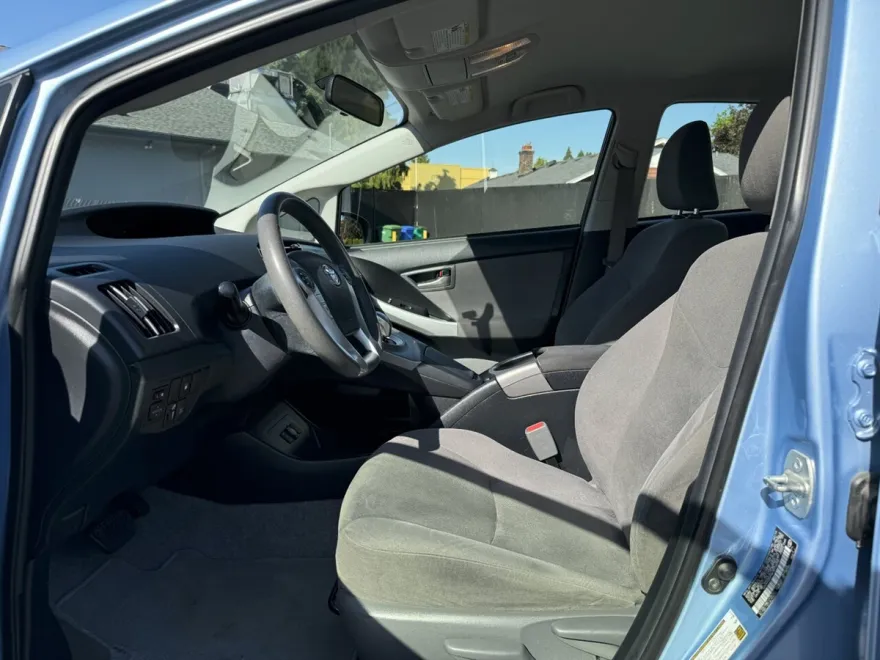 2015 Toyota Prius Plug-in Hybrid Advanced photo 11