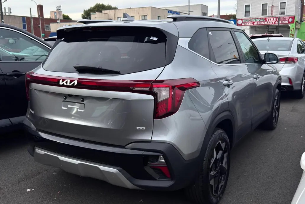 2024 Kia Seltos EX photo 1