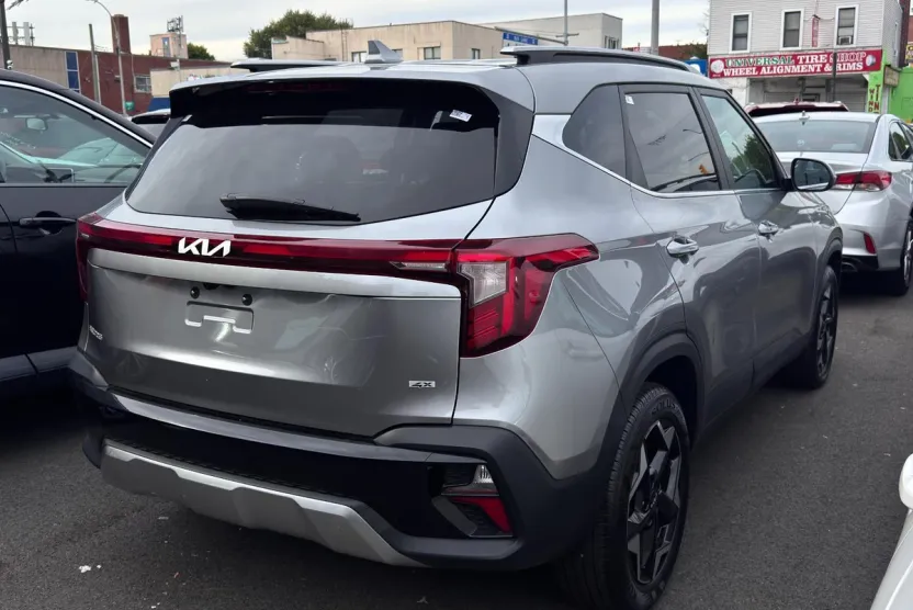 2024 Kia Seltos EX photo 1