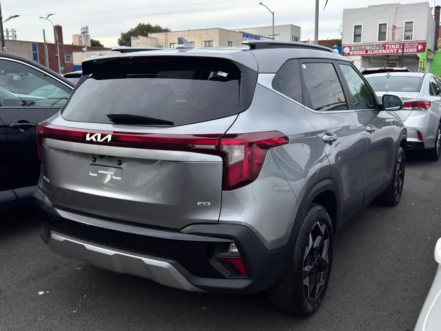 2024 Kia Seltos EX photo 1