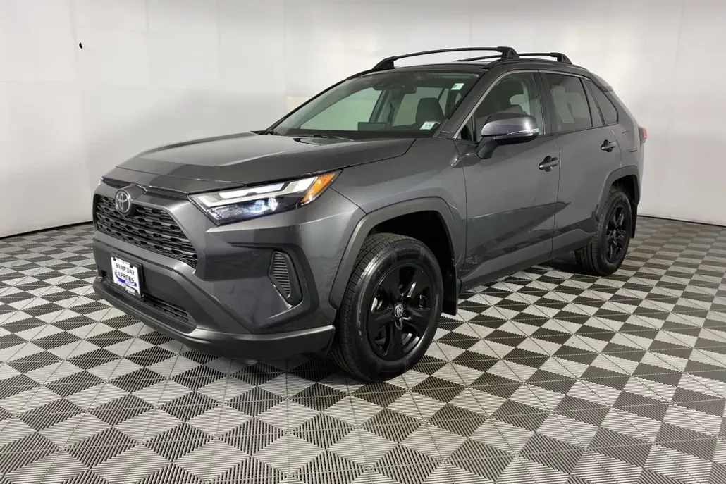2023 Toyota RAV4 XLE photo 1