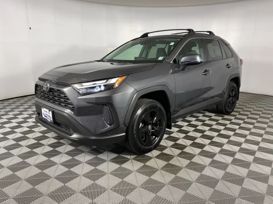 2023 Toyota RAV4 XLE photo 1