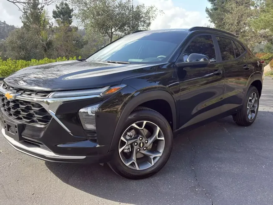 2025 Chevrolet Trax LT photo 2